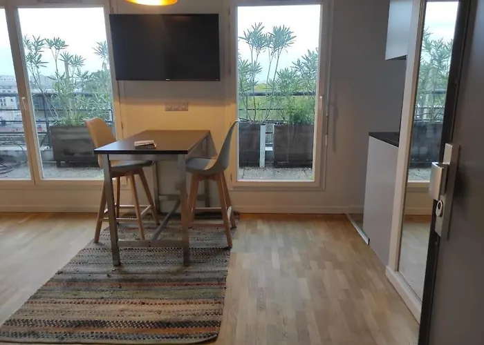 Studio Avec Terrasse Proche Des Transports.